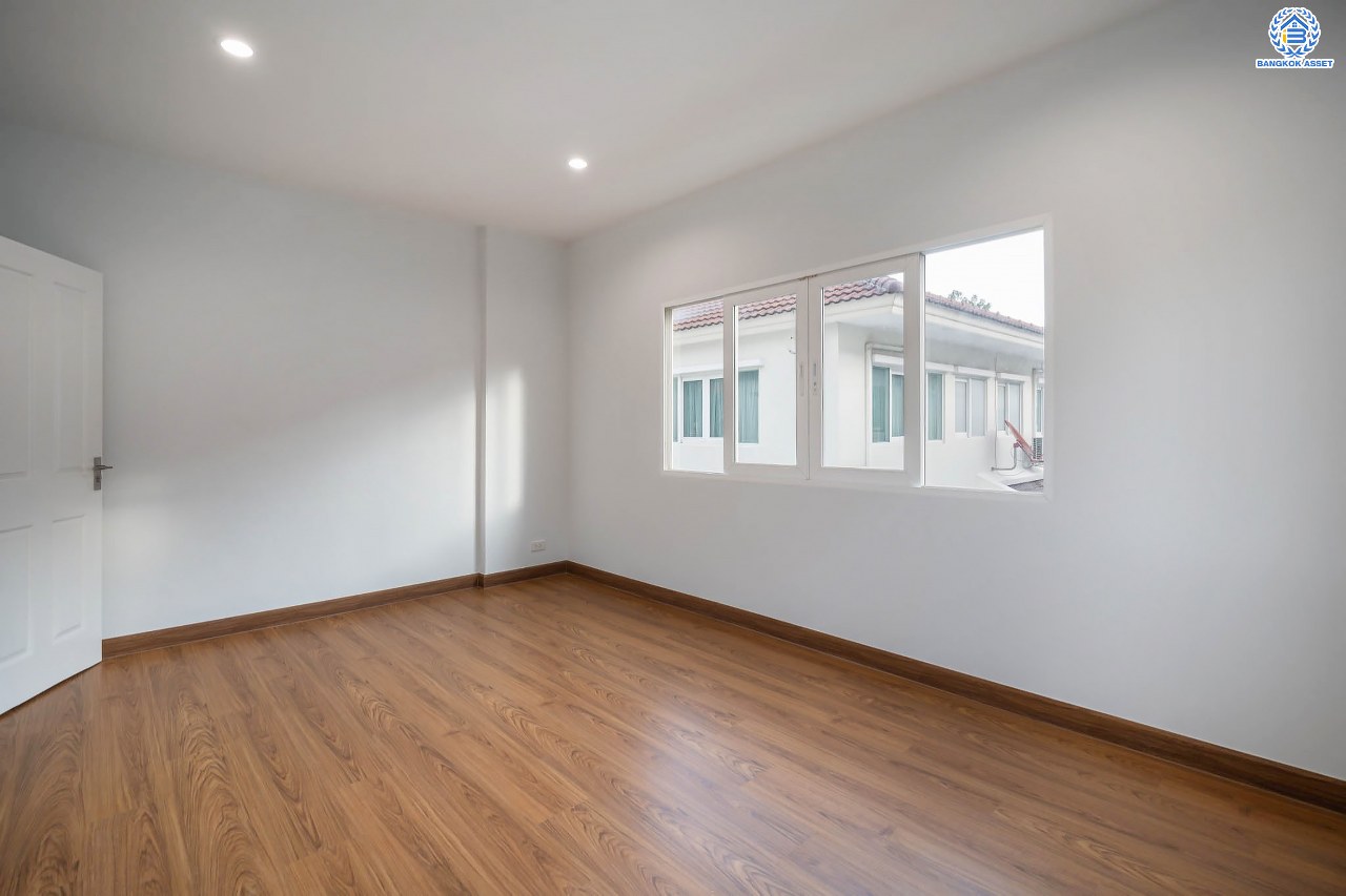 บ้านมือสองตกแต่งใหม่ แบรนด์ Q.House โครงการ คาซ่าแกรนด์ รัตนาธิเบศร์-ราชพฤกษ์ หลังมุม เนื้อที่ 87.5 ตร.ว. ฟังก์ชัน 3 ห้องนอน 4 ห้องน้ำ จอดรถได้ 2 คัน พร้อม Facilities ครบครัน บนทำเลเดินทางสะดวก ติดถนนราชพฤกษ์ ใกล้เซ็นทรัลเวสต์เกต และรถไฟฟ้าสายสีม่วง "สถานีบางรักใหญ่"